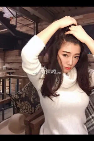 (、)-大胸御姐的诱惑自拍照 陈朝霞