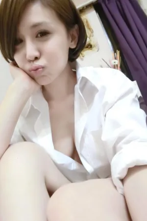 穿著男友衬衫中空裸胸大秀半球 白昕