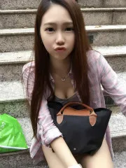 阶梯上这个从上到下的角度拍让好身材! 张钧棉