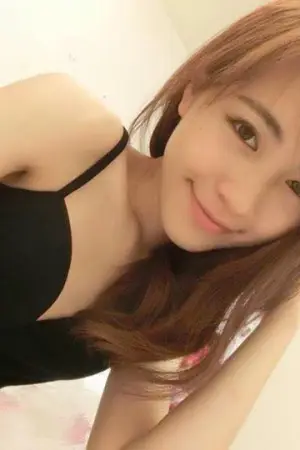 芬芬 超甜正妹睡前性感自拍 張偉芬