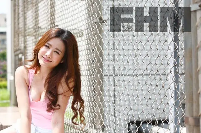 FHM劳军正妹初夏解放 黃筱筑