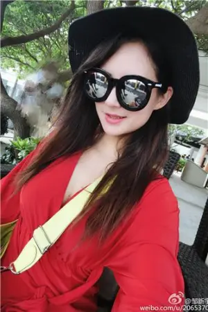 俏皮养眼私房照 邹新宇