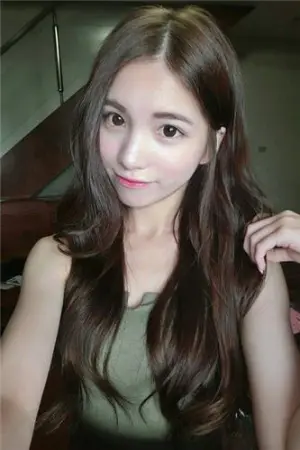 漂亮又和气的女孩 李依庭