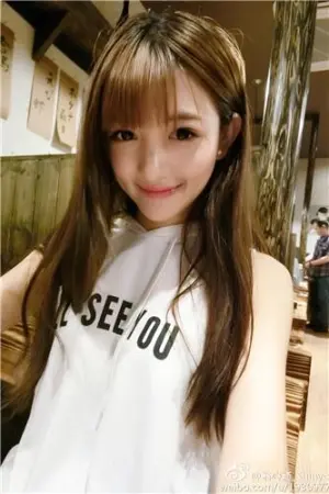 传媒校花灵气私房照 翁心颖