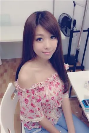 大眼自拍32C隐乳不轻易秀 简嘉莹