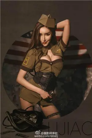 军服妖娆魅惑写真 王瑞儿