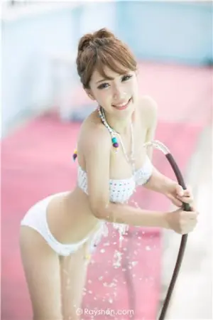 泳池比基尼湿身诱惑 张蕴仪