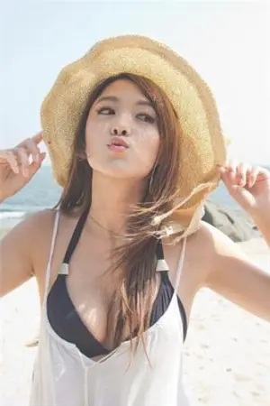 Demi 黑色比基尼解放好身材露深邃乳沟 林千又