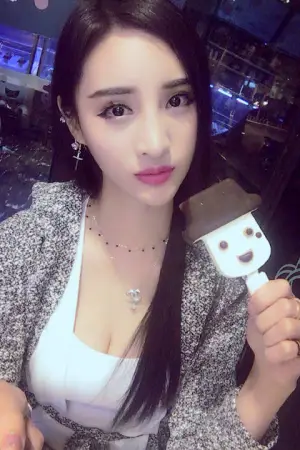 最新微博性感雪糕写真 吴春怡