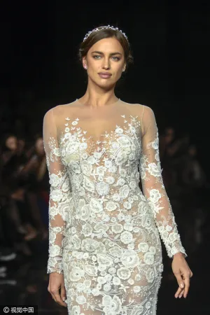 巴塞罗那时装周pronovias高端婚纱T台秀 薄丝透视照 伊莉娜&middot;莎伊克