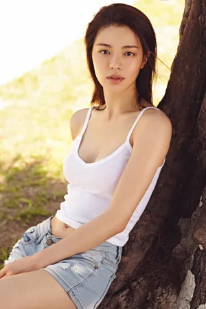 Saipan&nbsp;塞班鸟 沙滩吊带背心热裤性感写真 钟楚曦