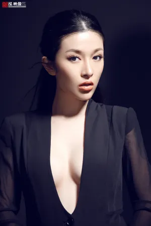 微露酥胸 性感写真 于嘉桐