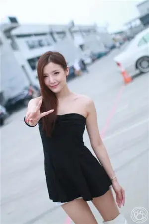 超正兼气质的美人车模 刘绒萱