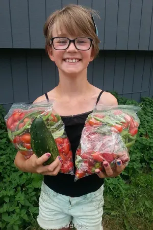 种菜建房生活照 Hailey Ford