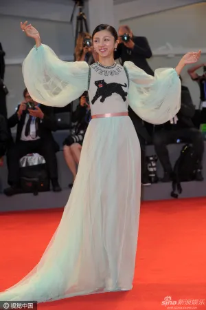 第73届威尼斯电影节《劣质爱情》首映礼大摆奇怪姿势 満島ひかり