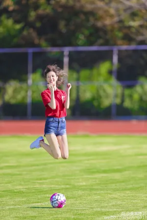 微博海量足球写真 赛场工作照 贾紫婷