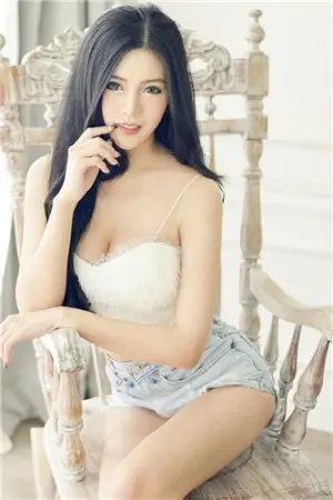 泰国清新的电眼美模身材超正 Chompooprae