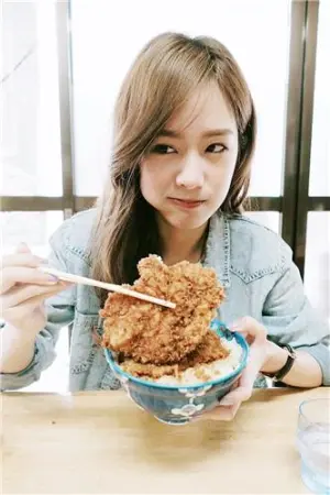 红遍全球的Instagram超级吃货正妹 Pimtha