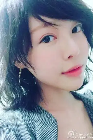 罹患卵巢癌化疗掉发后 INS晒假发造型 李沁凝