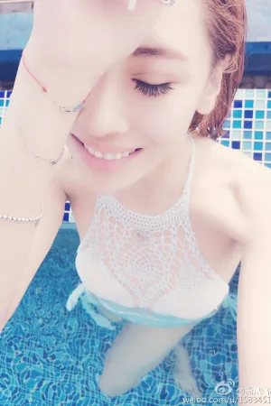 国脚李建滨娇妻微博最新性感泳装自拍 宫小萌