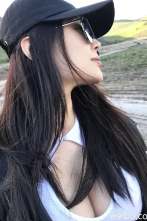 最新微博超低胸34E杯性感写真 徐冬冬