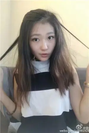 美腿宝贝俏皮生活照 亚美依