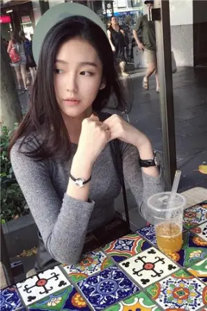 Neeitrighthere 不靠长辈靠美腿 10万网友被她电晕 晏妮