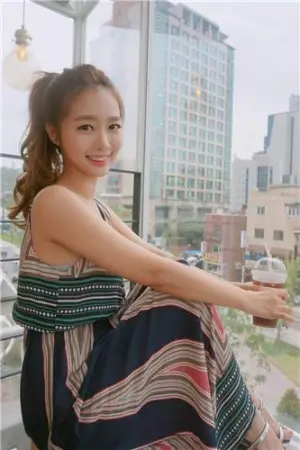 中韩双语主持人赵瑞妍 有颜值有玉背还有长腿 조서연