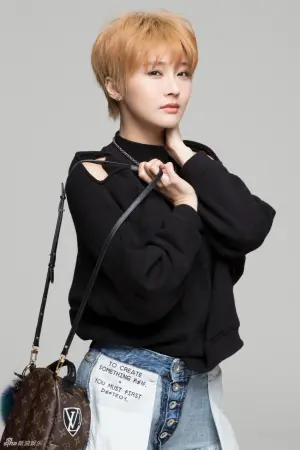 最新金色短发妩媚造型 陈冰