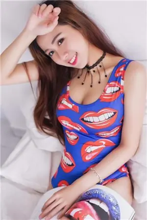 大马正妹 沙滩拍美照 Christine Pang