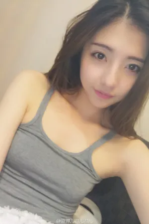 王思聪新欢豆得儿微博外滩街拍照 李惠玥