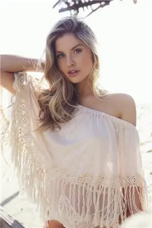 侧乳女神 性感辣照曲线凹凸 Carly Lauren