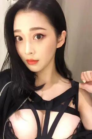 UNIQLO优衣库试衣间裸露镂空八字乳自拍 iambadlily