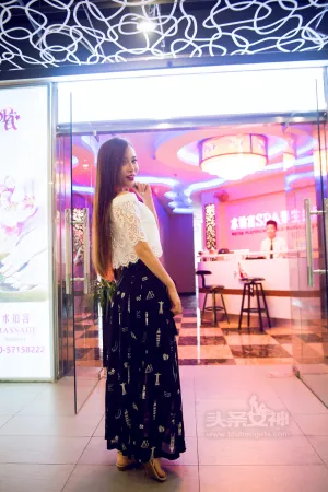 [TouTiao]头条女神 2017.08.30 女神探店 艾小青