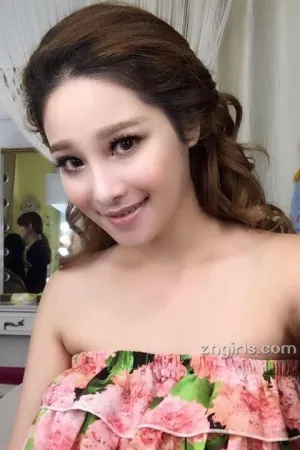 魅惑小妖精梓薰 性感蛮腰天生丽质 章梓薰