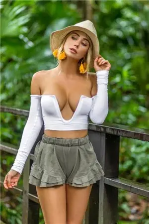 Sara Underwood 丛林深处青春肉体大解放 Sara Jean Underwood