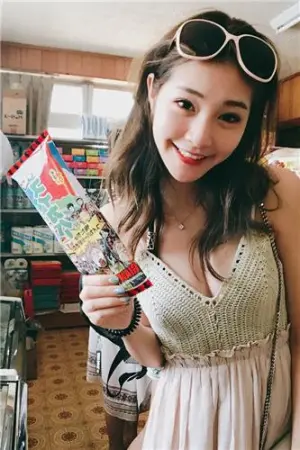 黄妍霓比基尼美背吸睛 沙滩写字网友只看见酥胸 黄研霓