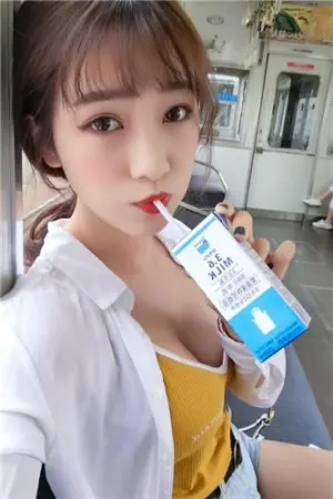 正妹 车厢内喝牛奶 网友：甜美迷人 刘萱