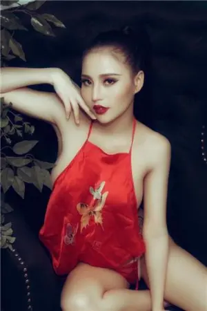 越南模特 火辣红肚兜美图 Đặng Trang