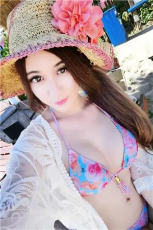 台湾正妹 深V上衣Hold不住 Gogo狗狗