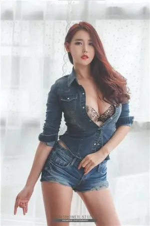 韩国车模李孝英 性感酥胸撩人出镜 이효영