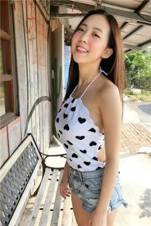 超甜美气质正妹牙牙！治愈系外表下美背也让人惊艳 林怡廷