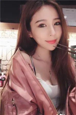 超白嫩！正妹 低胸上衣，完美身材自拍好养眼！ 李燕