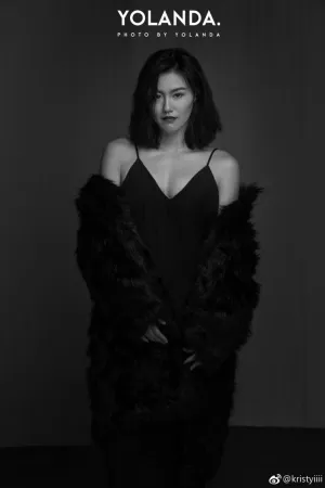 低胸吊带装性感十足 微博最新Yolanda鬼魅高清写真 刘湘