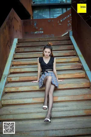 [IESS异思趣向]丝享家 2017.12.18 No.128 露脐小短裙黑丝 晶晶