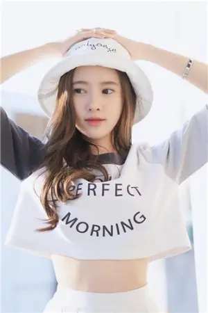 气质空灵「邻家正妹」让人看出神了！白嫩大长腿太吸睛，天菜的完美标准！ Ariya Eye Kaewsomnuksakul