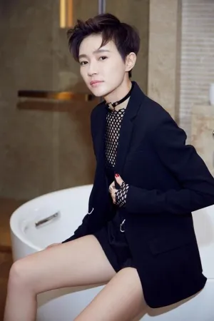 炮哥内衬网络透视衫写真 焦俊艳