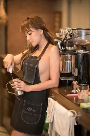 真空围裙咖啡与开背毛衣诱惑 Alisa Phonaem