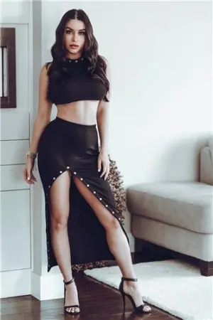 汹涌澎湃的健身模特儿 Laura Marie