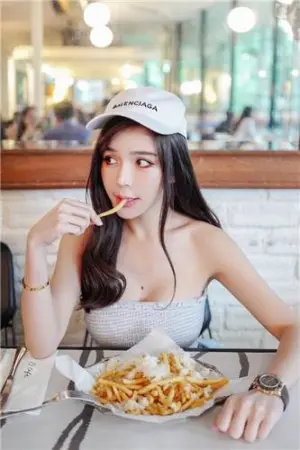 马来西亚妹子 「大胸怀大痣」！ Amanda Seet